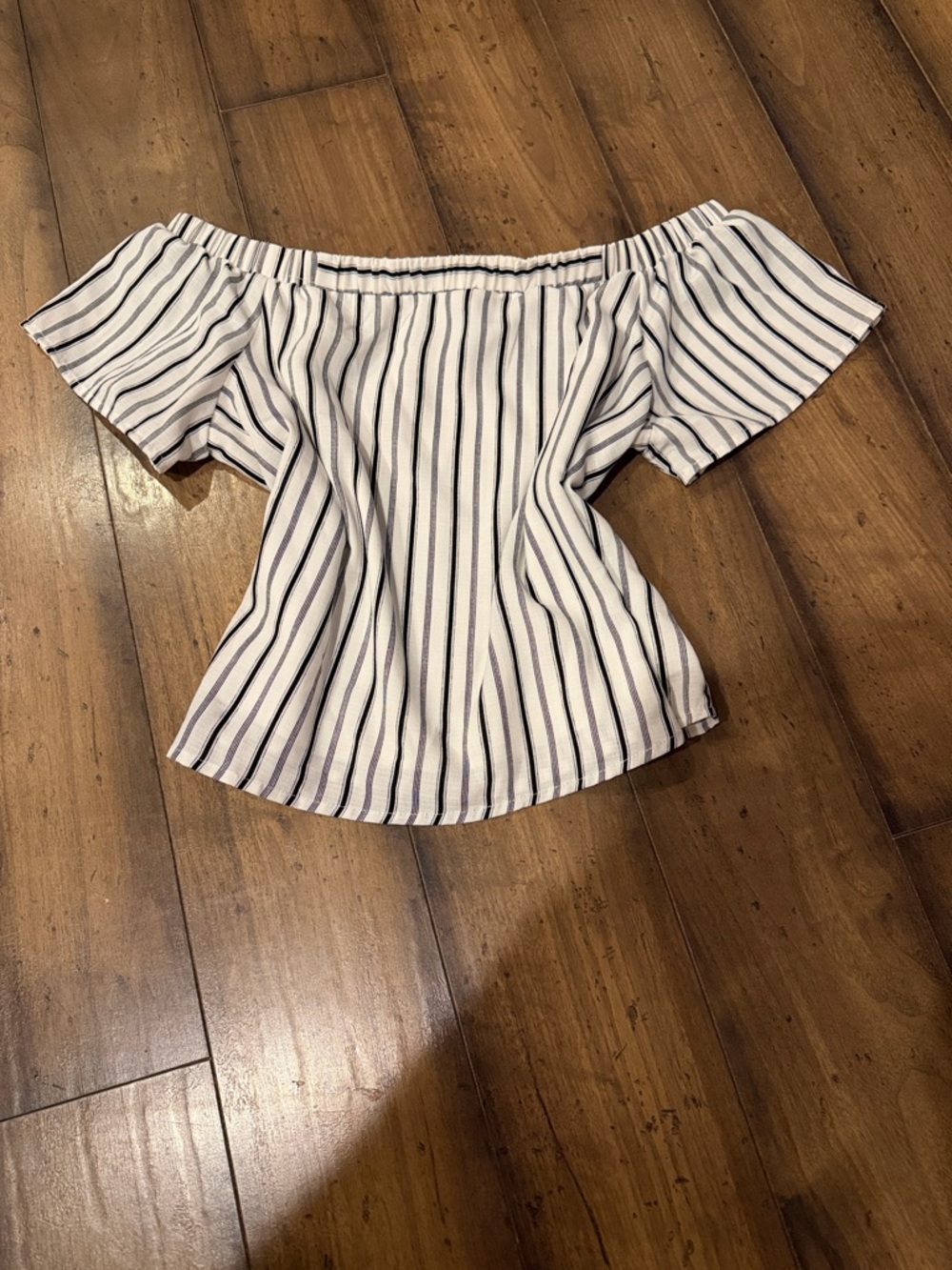 🖤Black and White Striped Off The Shoulder 🤍🤍Short Sleeve Blouse 
🖤Medium
